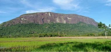 Bukan di Australia, Ternyata Batu Monolit Terbesar itu ada di Indonesia
