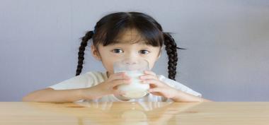 Apakah Konsumsi Susu Formula Mencerdaskan Anak? Cek Faktanya